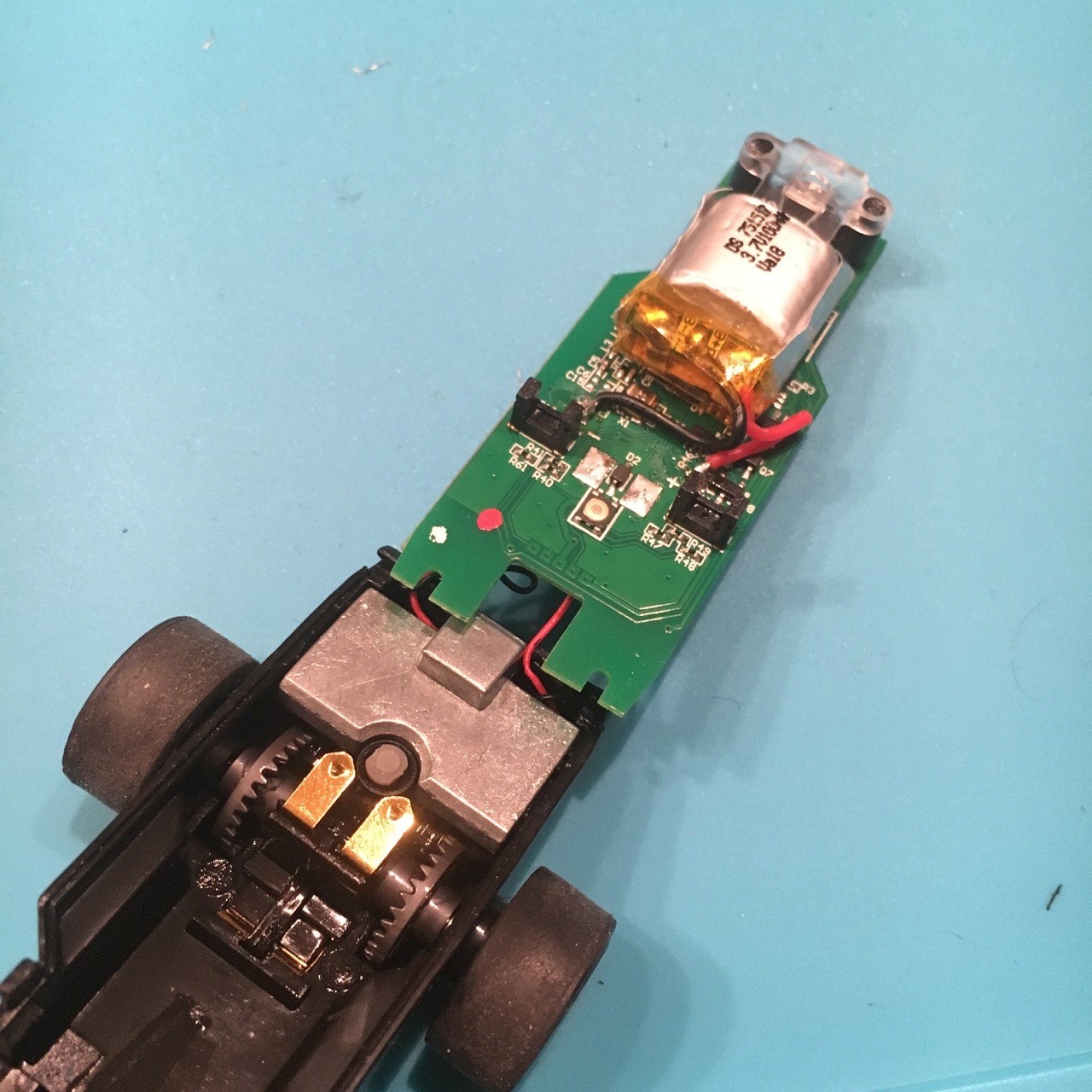 Anki Overdrive car bottom view with screw location