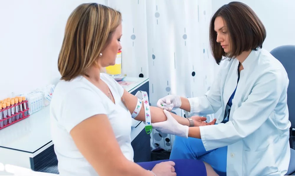 Medical professionals in a lab, highlighting lab test accuracy and healthcare expertise.