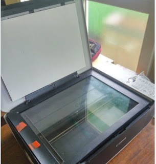 Opening the scanner lid of the Canon Pixma printer