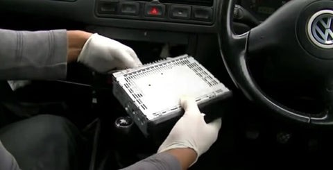 Installation of a wired GPS tracker in a car interior